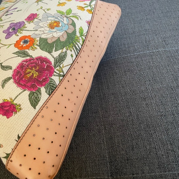 Gucci perforated floral print canvas oversized messenger crossbody - Picture 8 of 17